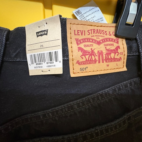 Levi’s Women’s distressed shorts - Picture 5 of 6